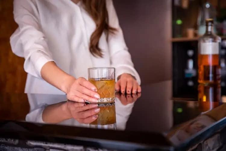 銀座の会員制高級クラブ・キャバクラは実際いくら稼げる？稼げる費用とかかる費用｜銀座の高級クラブやキャバクラでのアルバイト、ホステスの求人案件、面接対策・勤務条件の交渉なら信頼と実績の銀座クラブ求人エージェント「LUCE」｜クラブ未経験者やコロナ渦における採用対策にも対応。即日体験入店・全額日払い交渉も可能。