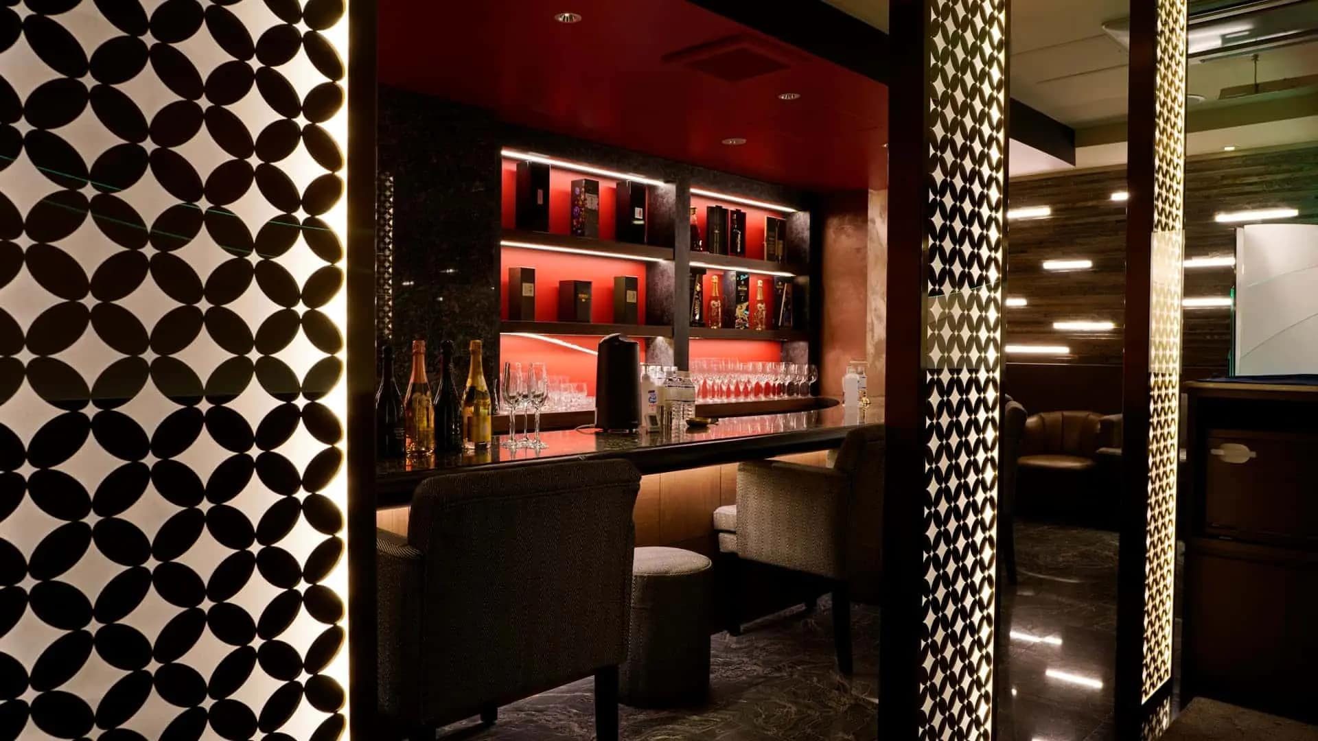 東京・銀座の会員制クラブ『シレーヌ』店内バーカウンターの写真|エージェントLUCE