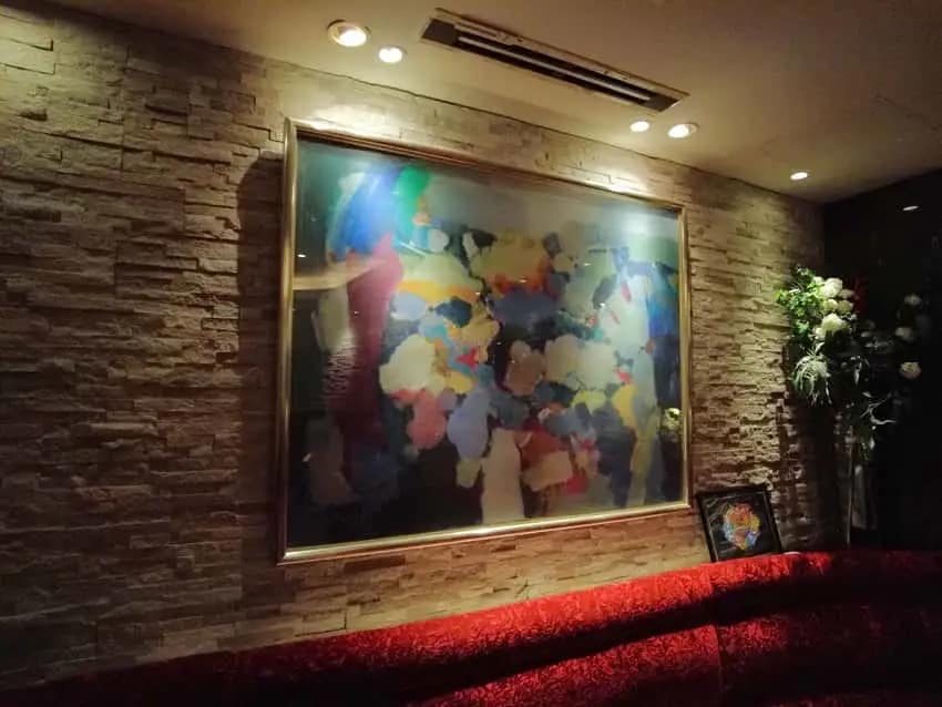 銀座のクラブの内装絵画・銀座のホステスさんの同伴って?同伴の楽しさとお店側の事情!|エージェントLUCE