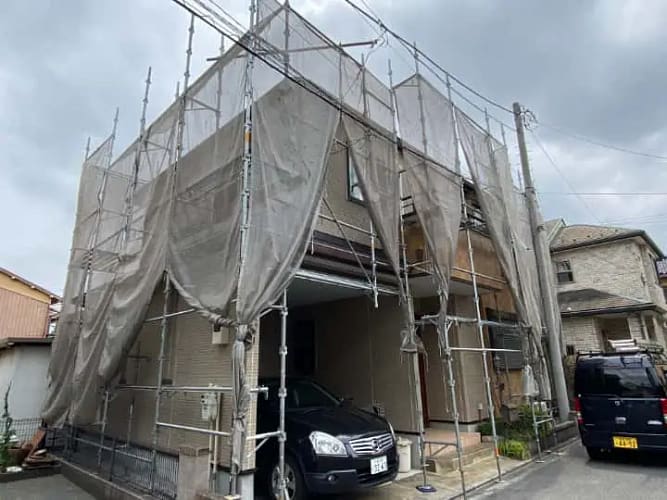 川越市|屋根に上りたがる飛び込み営業の理由|塗装工事の費用相場、施工事例もご紹介!01|屋根塗装工事|外壁塗装工事|CHIKAZAWA|所沢市、狭山市、川越市、東村山市の地域密着型施工会社|外壁工事、屋根工事、塗装工事、雨樋工事、内装工事を中心とした施工が得意な職人集団です!所沢市、狭山市、川越市、東村山市のお客様とお客様の住まいについて一緒に考えるアットホームな施工会社です。