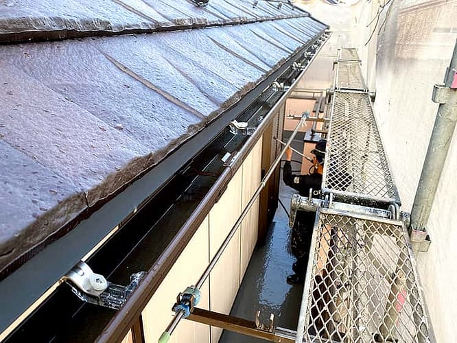 当社による外壁塗装と雨樋交換のセット施工の事例(足場工事含む)