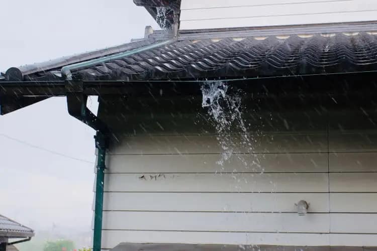 雨樋｜定期メンテナンス｜CHIKAZAWA｜所沢市、狭山市、川越市、東村山市の地域密着型施工会社｜外壁工事、屋根工事、塗装工事、雨樋工事、内装工事を中心とした施工が得意な職人集団です！所沢市、狭山市、川越市、東村山市のお客様とお客様の住まいについて一緒に考えるアットホームな施工会社です。