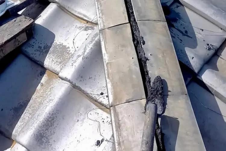 【屋根塗装】手抜き工事を見破る方法と良くある手口02|屋根塗装工事|屋根工事|CHIKAZAWA|所沢市、狭山市、川越市、東村山市の地域密着型施工会社|外壁工事、屋根工事、塗装工事、雨樋工事、内装工事を中心とした施工が得意な職人集団です!所沢市、狭山市、川越市、東村山市のお客様とお客様の住まいについて一緒に考えるアットホームな施工会社です。