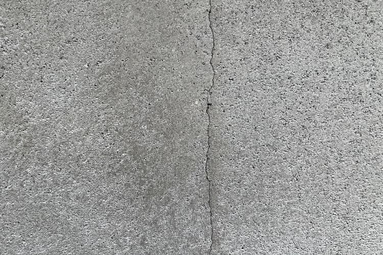 外壁の一部破損やひび割れ｜原因と修理方法、修理費用｜東京都｜西東京市｜外壁工事｜CHIKAZAWA｜所沢市、狭山市、川越市、東村山市の地域密着型施工会社｜外壁工事、屋根工事、塗装工事、雨樋工事、内装工事を中心とした施工が得意な職人集団です！所沢市、狭山市、川越市、東村山市のお客様とお客様の住まいについて一緒に考えるアットホームな施工会社です。