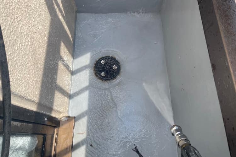ベランダ・屋上防水工事にかかる費用相場や補助金02|朝霞市|防水工事|雨漏り工事|外壁塗装工事|外壁修理工事|屋根塗装工事|外壁工事|屋根工事|CHIKAZAWA|所沢市、狭山市、川越市、東村山市の地域密着型施工会社|外壁工事、屋根工事、塗装工事、雨樋工事、内装工事を中心とした施工が得意な職人集団です!所沢市、狭山市、川越市、東村山市のお客様とお客様の住まいについて一緒に考えるアットホームな施工会社です。