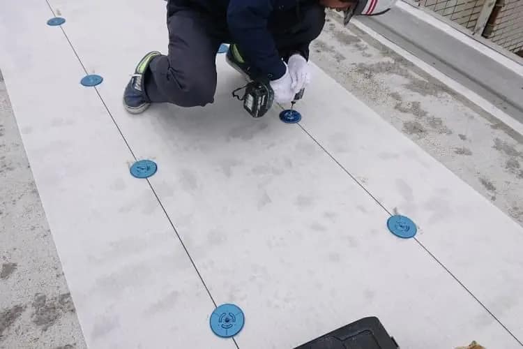 ベランダ・屋上防水工事にかかる費用相場や補助金｜朝霞市｜埼玉県｜防水工事｜ベランダ｜屋上｜CHIKAZAWA｜所沢市、狭山市、川越市、東村山市の地域密着型施工会社｜外壁工事、屋根工事、塗装工事、雨樋工事、内装工事を中心とした施工が得意な職人集団です！所沢市、狭山市、川越市、東村山市のお客様とお客様の住まいについて一緒に考えるアットホームな施工会社です。