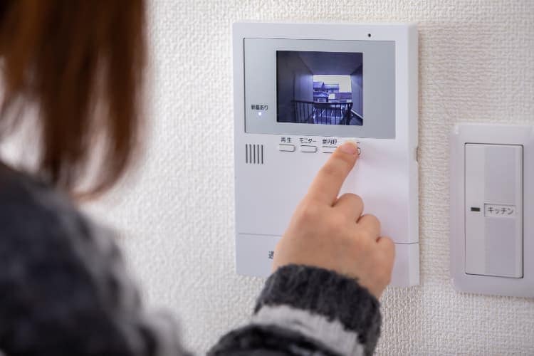 坂戸市｜点検訪問詐欺に注意！契約前後の正しい対応と実例で学ぶ回避策｜埼玉県｜屋根工事｜雨漏り工事｜外壁工事｜屋根｜外壁｜CHIKAZAWA｜所沢市、狭山市、川越市、東村山市の地域密着型施工会社｜外壁工事、屋根工事、塗装工事、雨樋工事、内装工事を中心とした施工が得意な職人集団です！所沢市、狭山市、川越市、東村山市のお客様とお客様の住まいについて一緒に考えるアットホームな施工会社です。